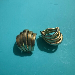 Erwin‎ pearl clip earrings